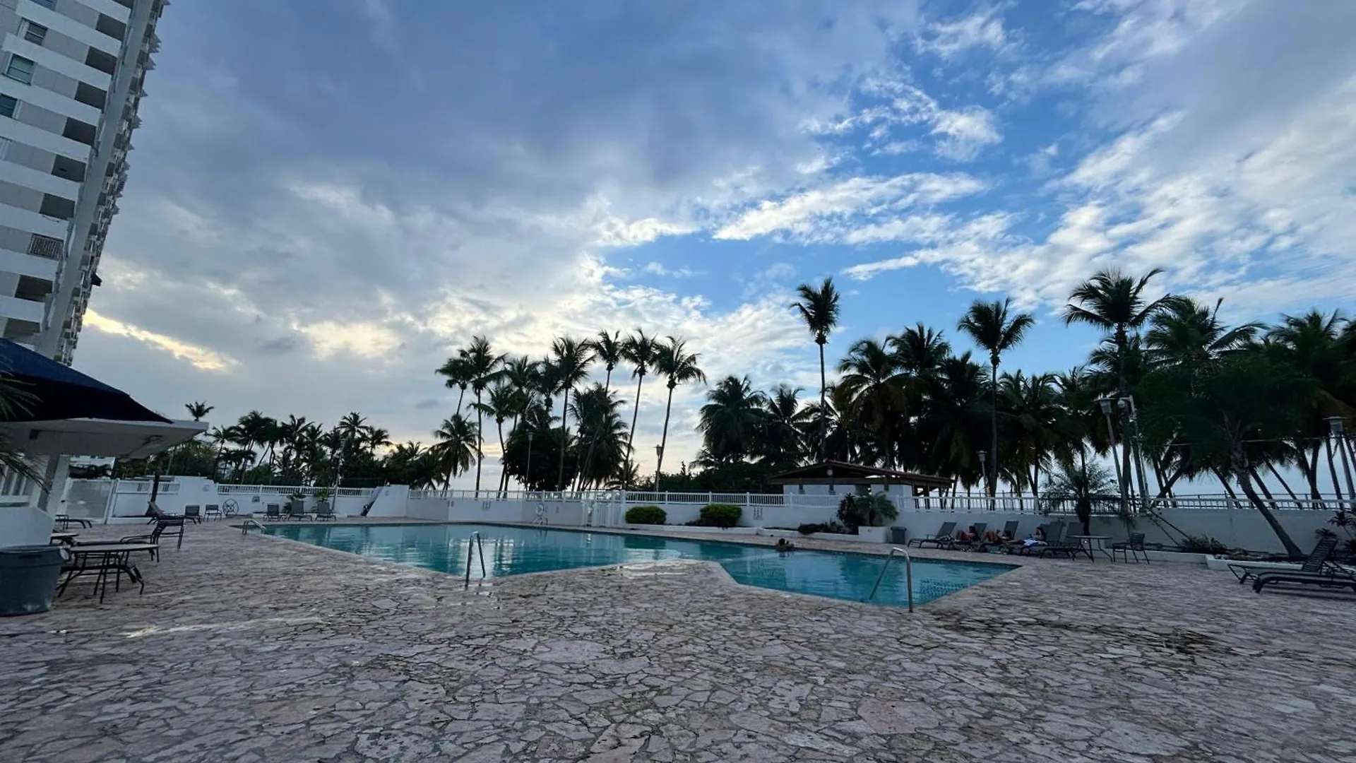 Downtown Isla Verde Beachfront Apartment With Pool And Parking サンジョアン
