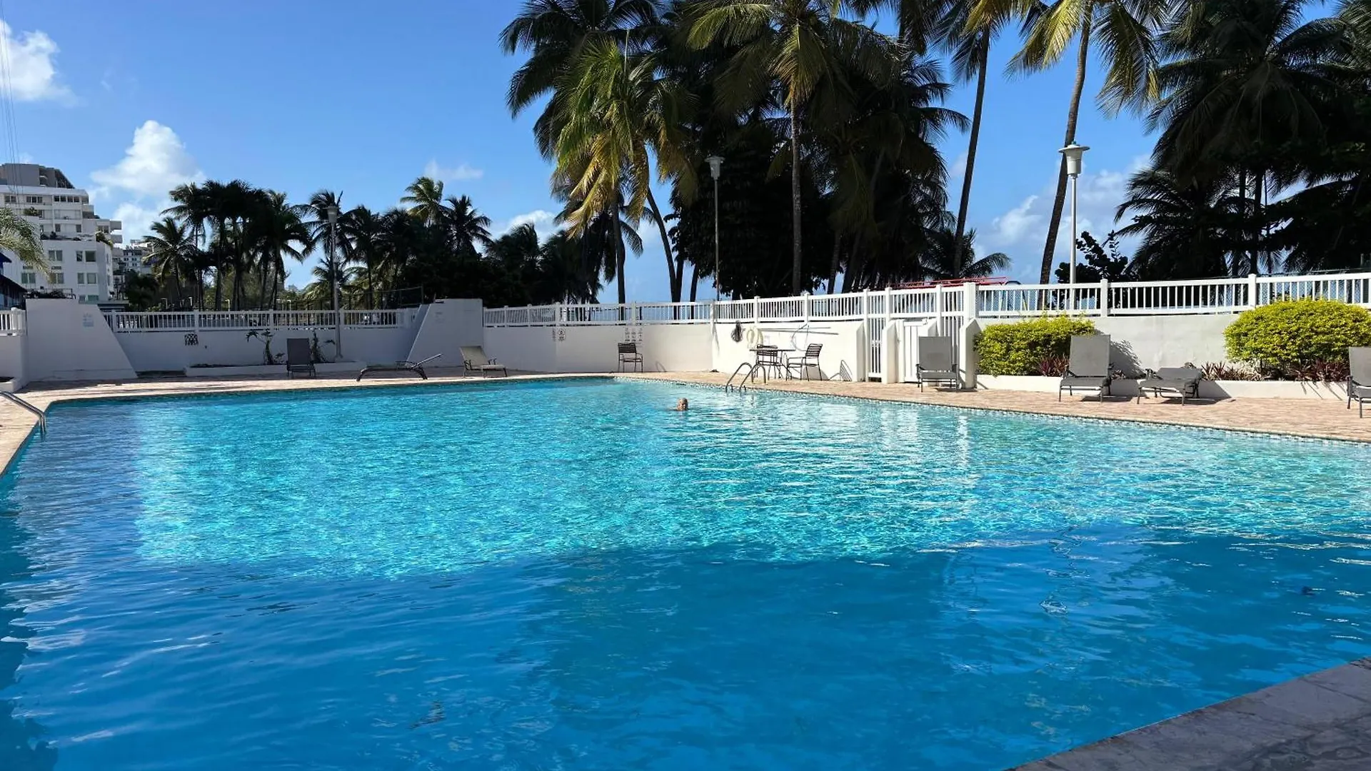 Downtown Isla Verde Beachfront Apartment With Pool And Parking サンジョアン プエルトリコ