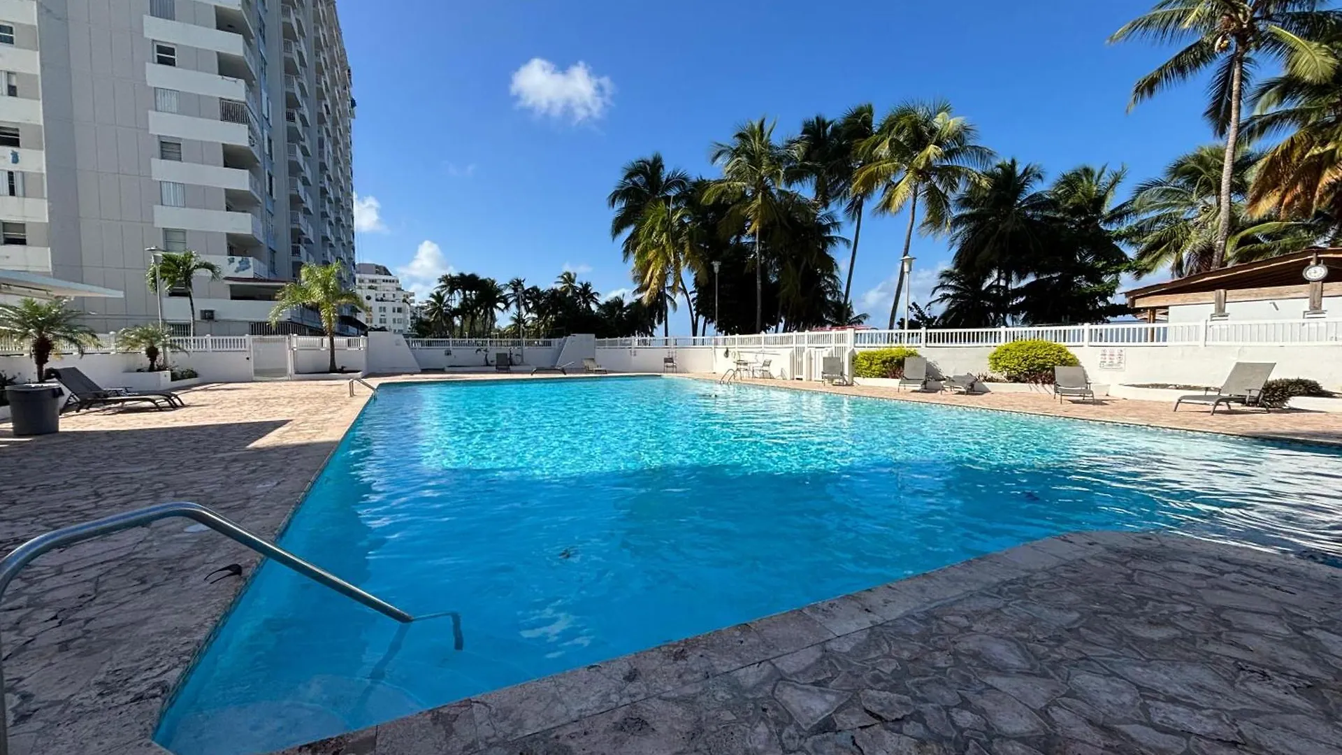 Downtown Isla Verde Beachfront Apartment With Pool And Parking サンジョアン