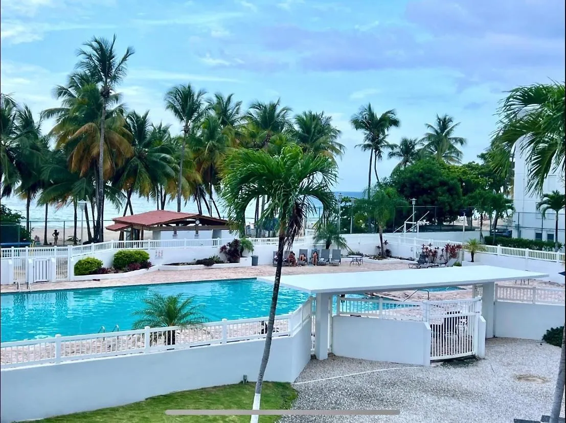 Downtown Isla Verde Beachfront Apartment With Pool And Parking サンジョアン